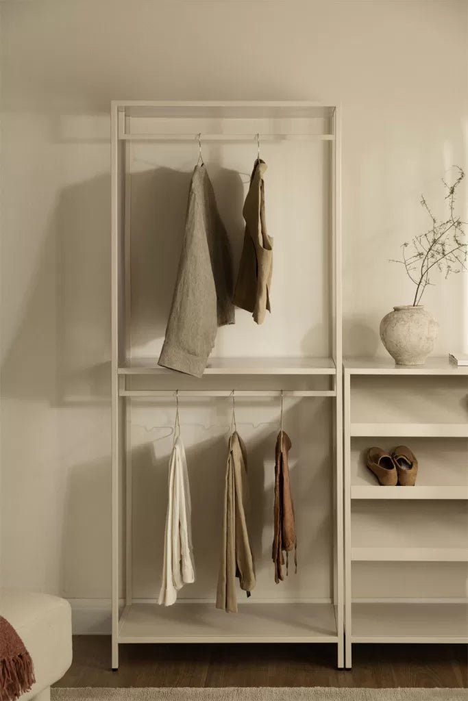 Habitación de matrimonio pequeña con armario: 9 Ideas que liberan espacio - XZPACE